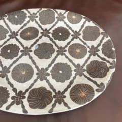 鹿児島睦 大皿 花 パターン 黒 チェック 花柄 モノトーン 鹿児島睦 大皿 花 パターン 黒 チェック 花柄 モノトーン - メルカリ