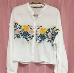 花柄刺繍 フリルブラウス スタンドカラーのサムネイル