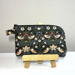 ハンドメイド☆ウィリアムモリス苺泥棒黒☆L字型ポーチ - メルカリ