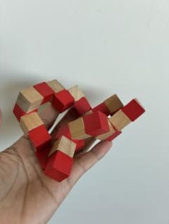 木製 立体パズル スネークキューブ 赤×木目のサムネイル