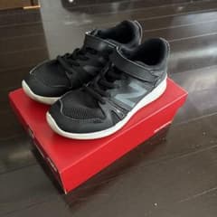 New Balance ブラック スニーカー マジックテープ付き　21.5㎝のサムネイル