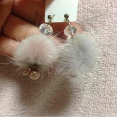 eine様専用 ファーピアス2点のサムネイル