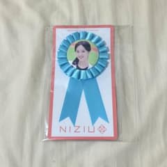 NiziU ニジュー リオ 1周年 ロゼット 缶バッチのサムネイル