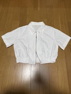 ホワイトショート丈半袖シャツ