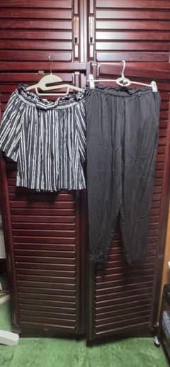 H&M レディース 上下2点セット ストライプ オフショルダー 黒パンツ S/Mのサムネイル