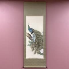 美品 掛け軸 堀江桜華作 孔雀図 共箱 花鳥 美術年鑑掲載 縁起物 美品 掛け軸 堀江桜華作 孔雀図 共箱 花鳥 美術年鑑掲載 縁起物 - メルカリ