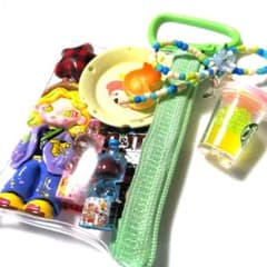 カラフルパーツの透明ポーチ型キーホルダーのサムネイル