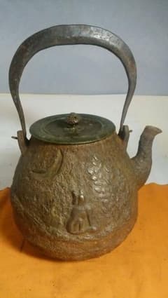 龍文堂茶筅形草葉月狐浮き彫り片側に山水絵紋様鉄瓶のサムネイル