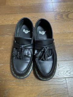 Dr. Martens フリンジ付きローファー 黒のサムネイル