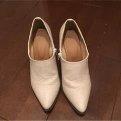 オフホワイトのブーティのサムネイル
