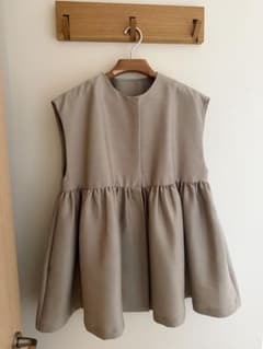 ビアズリー beardsleyベージュ ペプラムギャザージレ - メルカリ