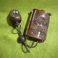 木彫 印籠 根付 緒締玉付き 彫刻木製の四段印籠　だるま　達磨　目出し達磨 木彫 印籠 根付 緒締玉付き 彫刻木製の四段印籠 だるま 達磨 目出し
