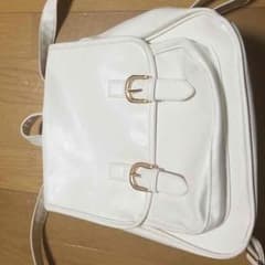 白 リュックのサムネイル