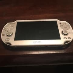 PlayStation Vita アイス・シルバー＋メモリーカード16GBのサムネイル