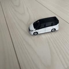 トミカ NISSAN セレナのサムネイル