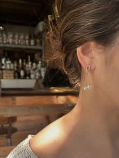 リボンモチーフ パール調 スウィングピアス ゴールドのサムネイル