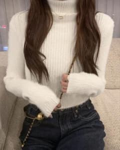 リブ編みホワイトタートルネックセーターのサムネイル
