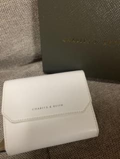 【CHARLES&KEITH】三つ折り財布　訳あり新品のサムネイル
