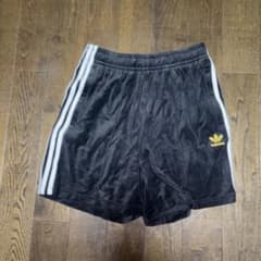 adidas ベロア ショートパンツ ブラックのサムネイル