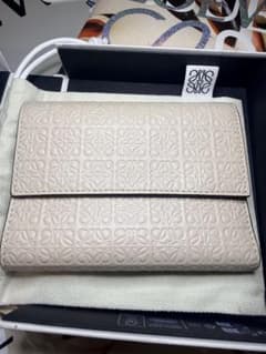 LOEWE ベージュ 三つ折り財布のサムネイル