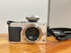 【訳あり】OLYMPUS ミラーレス一眼カメラ 本体 シルバー E-PL5のサムネイル