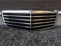 w211  後期純正グリル ベンツ エンブレムのサムネイル