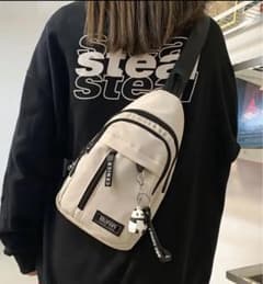 スリングバッグ ホワイトベージュ 収納力抜群のサムネイル