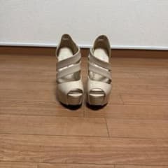 ベージュ エナメル調 オープントゥ パンプス ハイヒールのサムネイル