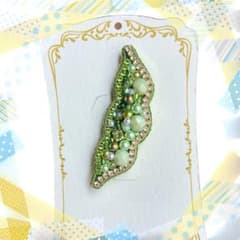[611] えだまめ ビーズ刺繍ブローチ ハンドメイドのサムネイル
