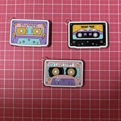 カセットテープ チャーム 3個セット レトロ キーホルダー 1枚80円のサムネイル