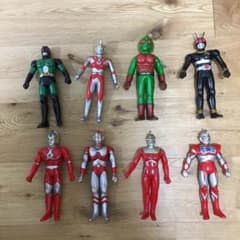 ウルトラマンの人形33体のサムネイル