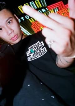 BLACK EYE PATCH✖️WHIMSYコラボtシャツ WILYWNKA着用のサムネイル