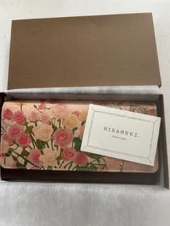 ぱ*だ様 HIRAMEKI. バラの花柄 二つ折り財布のサムネイル