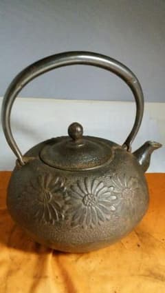 南部釜師佐藤守巨作菊花地紋砂鉄保有鉄瓶のサムネイル