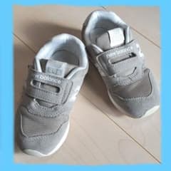 キッズサイズ 15.5㎝ New Balance スニーカー グレーのサムネイル