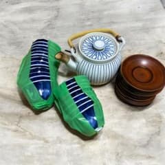急須と湯呑21個、木製皿21枚セットのサムネイル