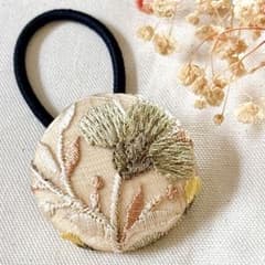 【76】 インド刺繍 くるみボタン ヘアゴム ピンクベージュ 花のサムネイル