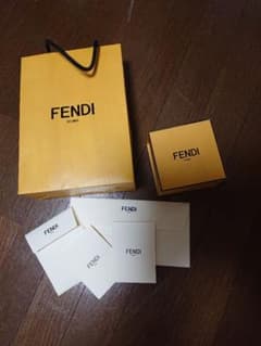 FENDI空箱 ショッピングバック  説明書のサムネイル