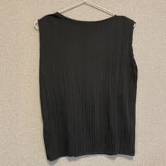 ユニクロ プリーツノースリーブTのサムネイル