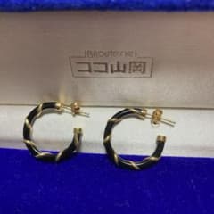 オニキスと18Kゴールドのツイストフープピアス - メルカリ