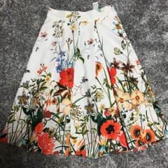 美品☆ZARA 花柄 スカートのサムネイル