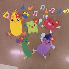 カラフルな果物と野菜の壁面のサムネイル
