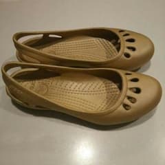 クロックス W6 ベージュ色サンダルのサムネイル