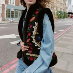 ZARA【３５％OFF】花柄刺繍　フェイクファー　ジレ　黒 　Sのサムネイル