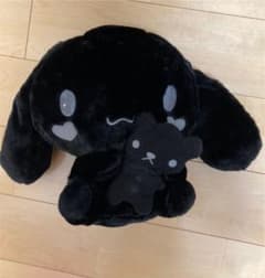 シナモロール　ブラックフライデー　クマ　ぬいぐるみ　黒のサムネイル