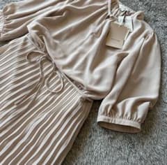 新品、タグ付き ！PLST プリーツワンピース 定価1.5 ピンクベージュ♡のサムネイル