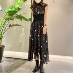 黒の花柄ノースリーブロングワンピースのサムネイル