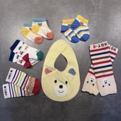 HOTBISCUITS ベビー靴下とビブセットのサムネイル