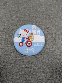 ハローキティ 缶バッジ 刺繍風デザインのサムネイル
