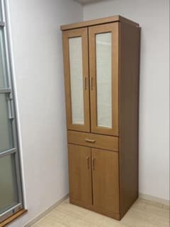 木製ガラス扉付き収納キャビネット 食器棚 - メルカリ